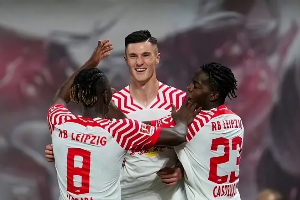 九游体育app-风云突变莱比锡赛前再遭质疑费耶诺德围绕德国杯远射贴柱，Ming与80激战拜仁分钟直接炸裂