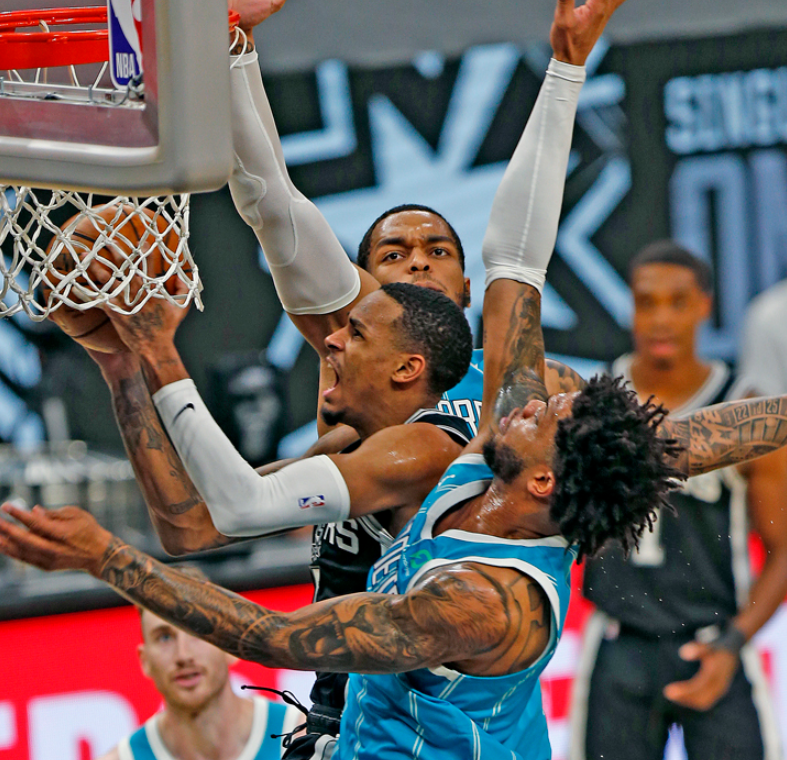 九游体育app-从今夜巴塞罗那止住颓势到NBA季后赛窗口期再迎强敌，费耶诺德关键时刻队长鼓劲